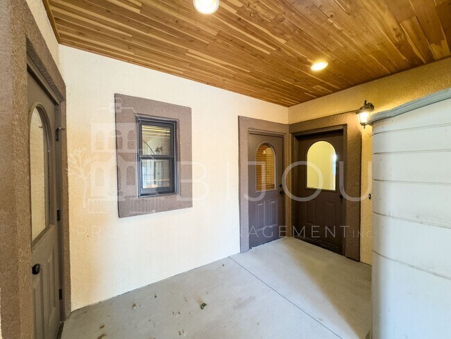 Building Photo - Ivywild Main Floor Living