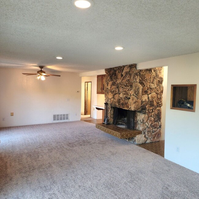 Building Photo - Spacious 2 bedroom upstairs with exterior ...