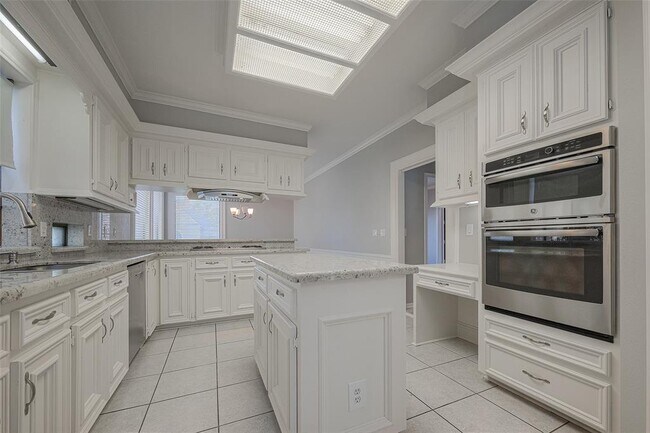 Building Photo - 15714 Sylvan Lake Dr