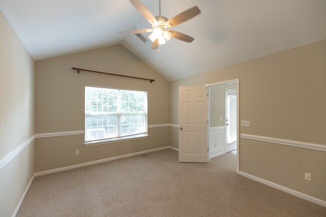 Building Photo - 121 Goldfinch Ave