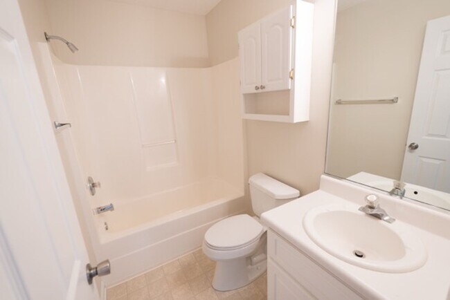 Building Photo - 3 Bedroom 2 Bath Ranch in Evans