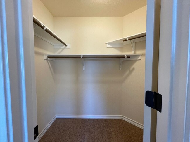 Building Photo - Town home for rent