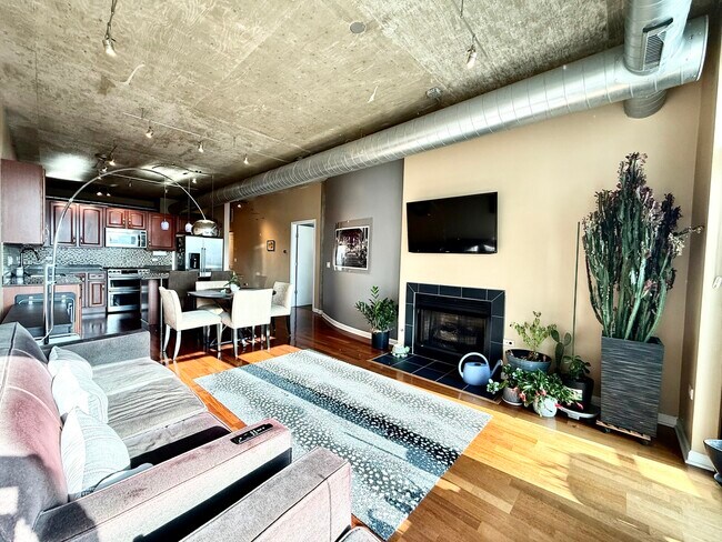 Building Photo - 125 E 13th St