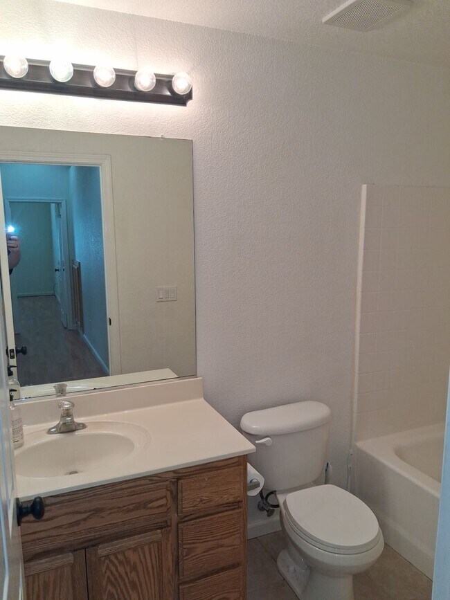 Building Photo - 3 Bedroom 2 Bath in a Gated Community - Available now