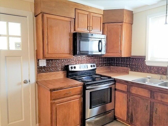 Building Photo - 142 Booker St