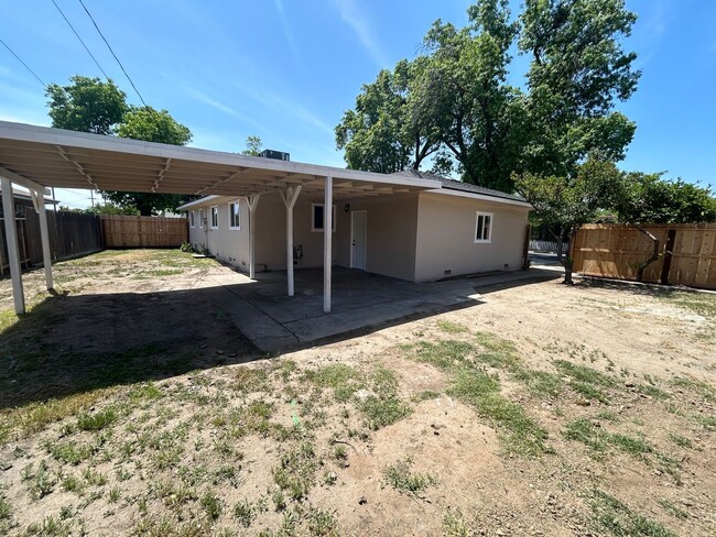 Building Photo - 1404 Grape Ave