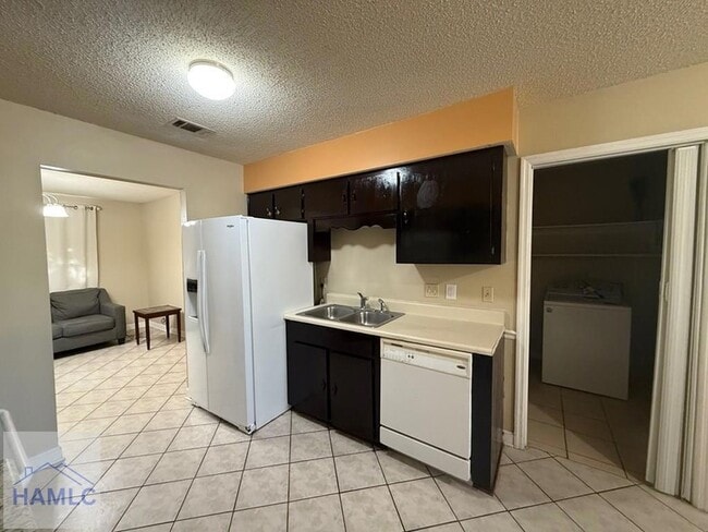 Building Photo - 703 Tray Ct