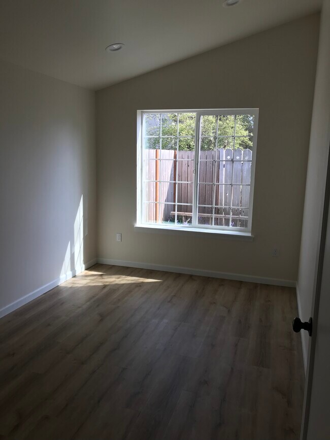 Building Photo - 224 NE Jefferson St