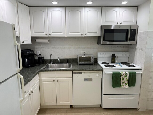 Building Photo - 5300 NE 24th Terrace