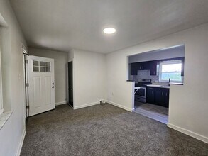 Building Photo - Newly updated 3 bedroom 2 bathroom home in...
