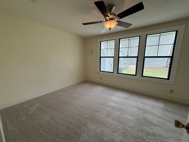 Building Photo - Pensacola - East Hill - 4 bedrooms, 3 bathroom - Mother in Law suite