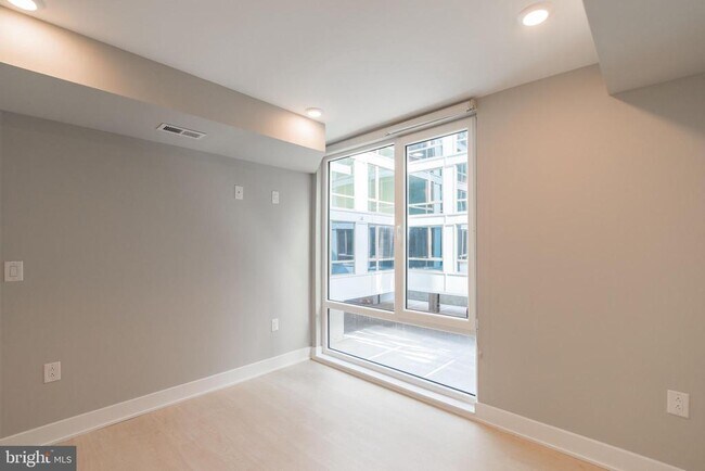 Building Photo - 6604 Ridge Ave