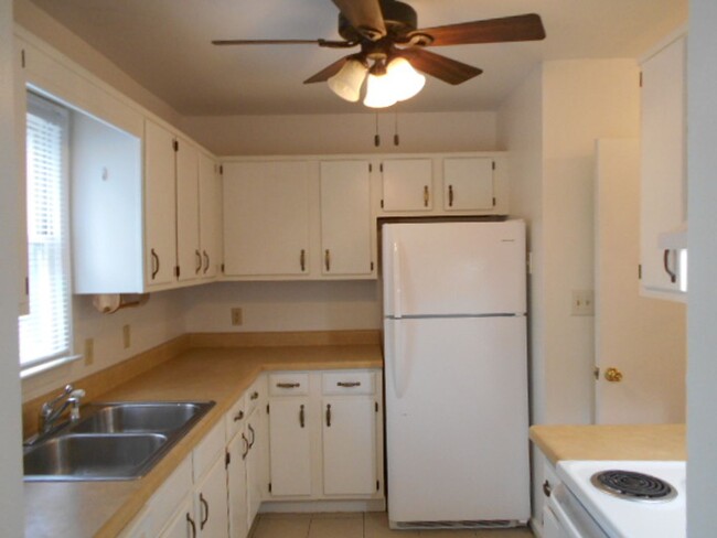 Building Photo - 2 bedroom townhome located one mile to the...