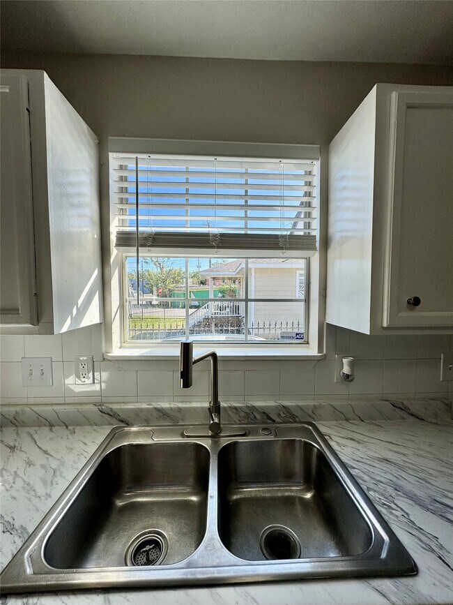 Building Photo - 303 Enid St