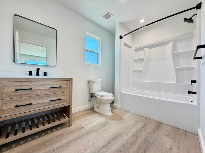 Primary bath - 14818 Astoria St