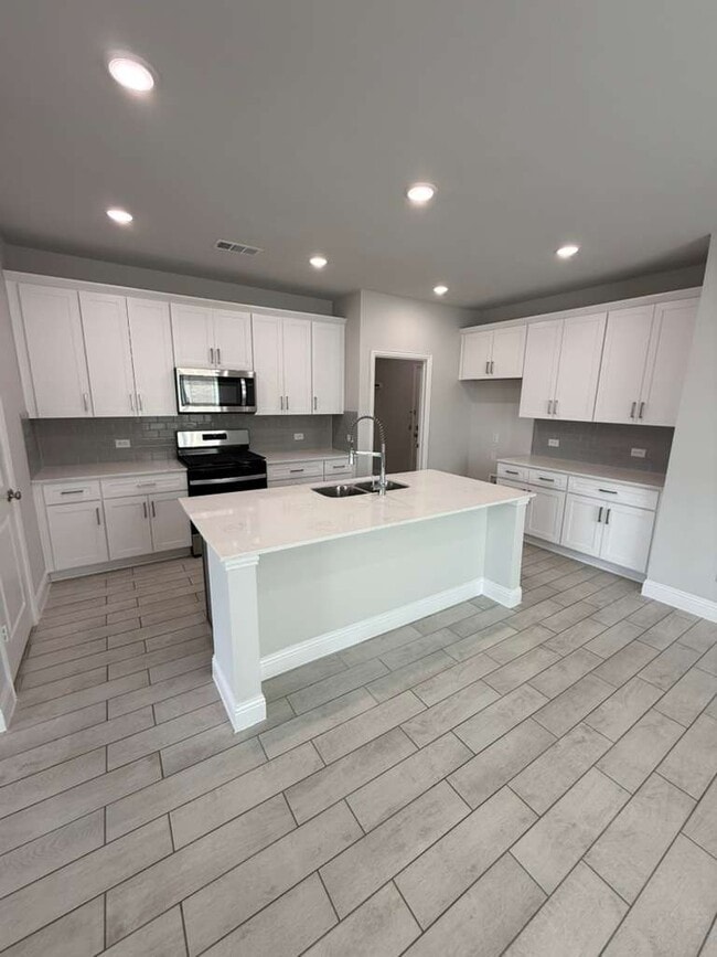 Building Photo - 517 Lana Dr