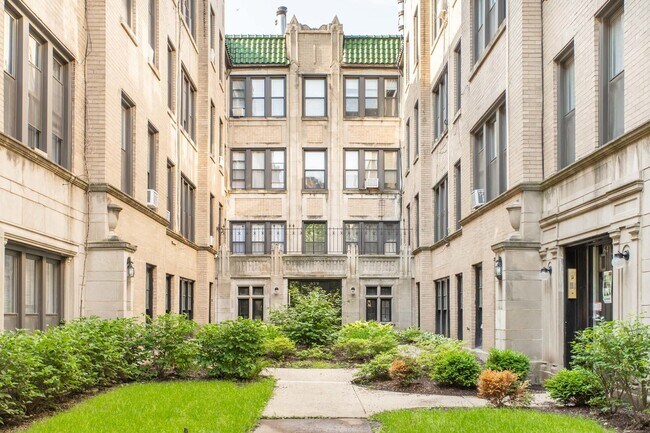 Building Photo - 641 W Roscoe St