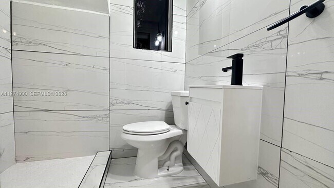 Building Photo - 320 SW 29th Rd