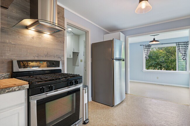 Building Photo - Move in ready now! Eastside rambler with A/C, 2 bed 1 bath. Olympia School District.