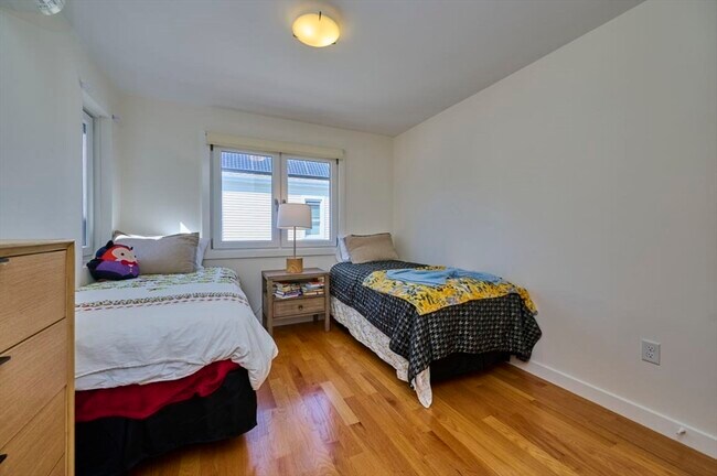 Building Photo - 13 Clary St