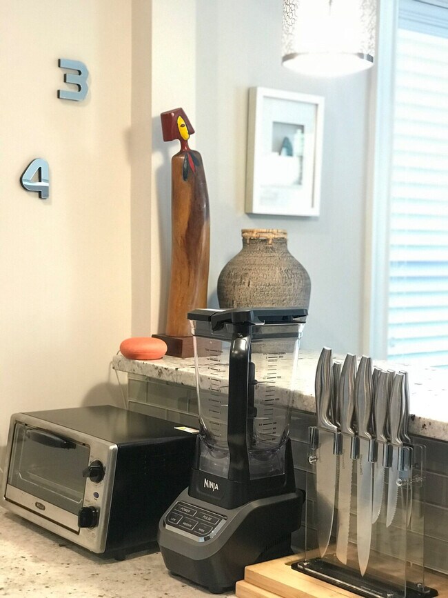 Building Photo - 810 Broadway-SI ID1511377P