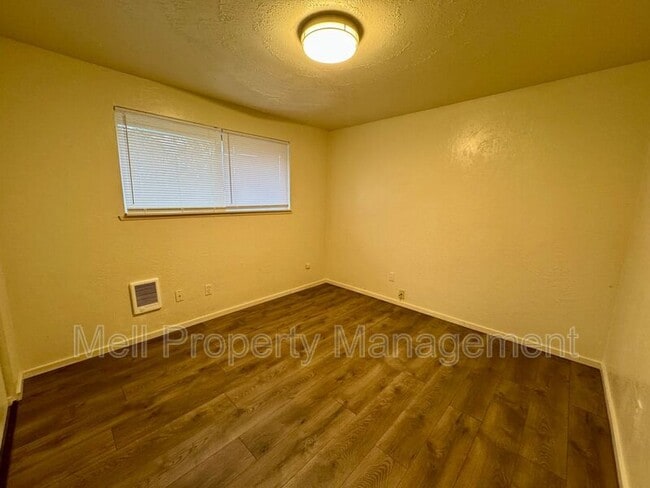 Building Photo - 861 Ellinor Ave