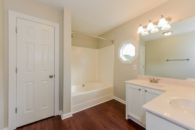 Building Photo - 145 Summerlake Pl