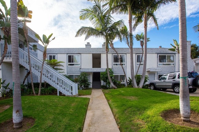 Building Photo - Large 2BR in Pacific Beach w/ a Fireplace