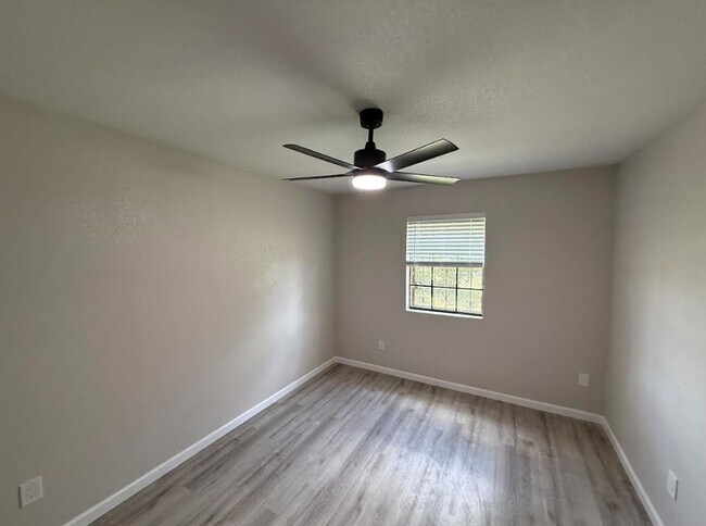 Building Photo - AVAILABLE NOW - (SECTION 8 ACCEPTED)
