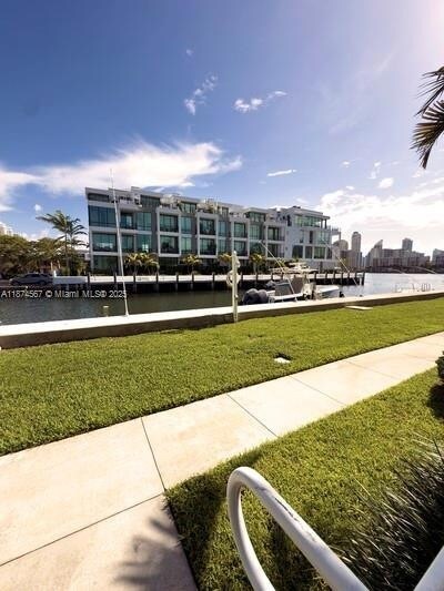 Building Photo - 3923 NE 166th St