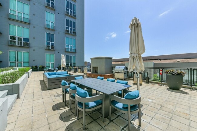 Building Photo - 2000 Bagby St