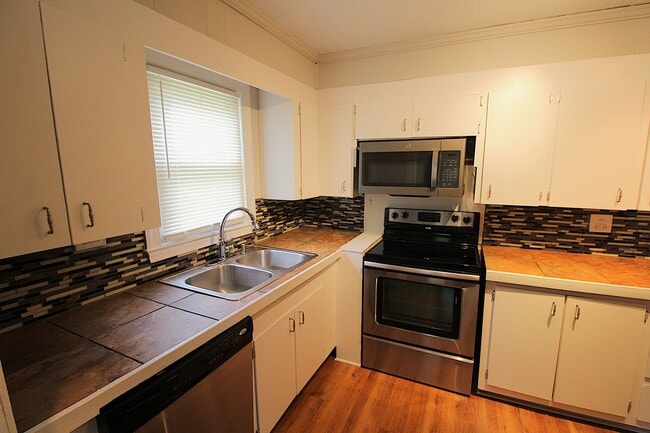 Building Photo - 3 Bedroom Home in Mount Holly, NC (Lawn Ca...