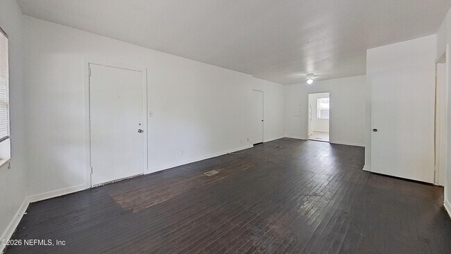 Building Photo - 1464 Holmesdale Rd