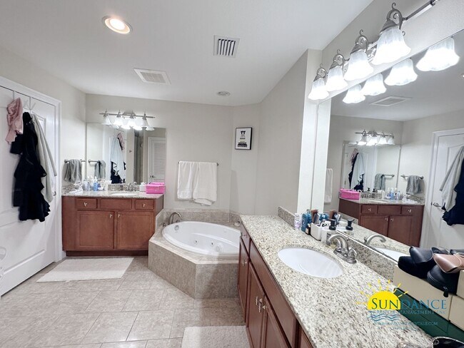 Building Photo - Stunning Waterfront 3 Bedroom Condo at Presidio Yacht Club!