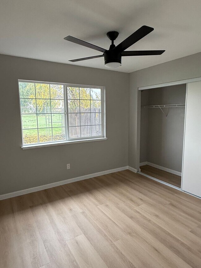 Building Photo - Beautifully Remodeled Duplex in Galt, CA