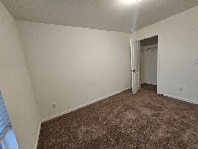 Building Photo - BeautifulTownhome in North Charlotte