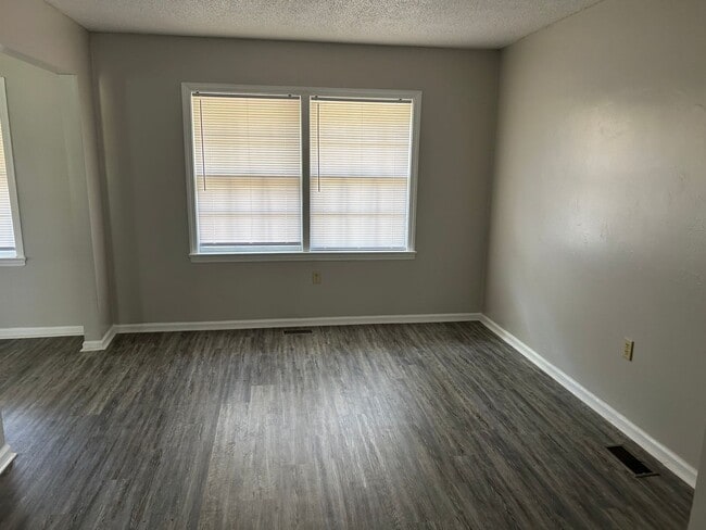 Building Photo - Spacious Updated 3 Bedroom 2 Bath House for Rent