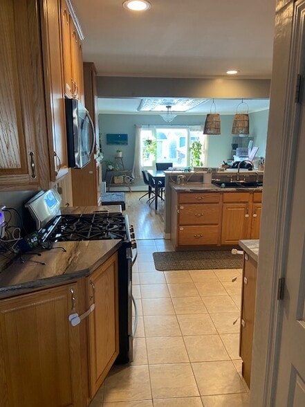Kitchen - 4 Niquette Ct