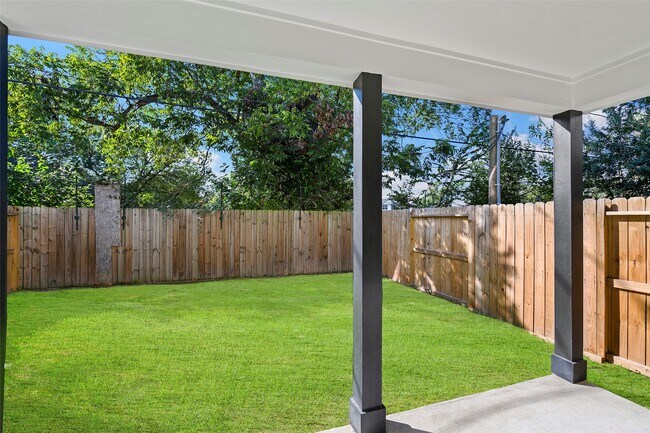 Building Photo - 1071 St Clair St