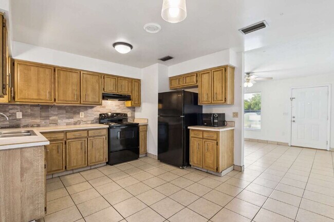 Building Photo - Charming 2-Bed Oasis on Providence Blvd – Cozy Living in Deltona!