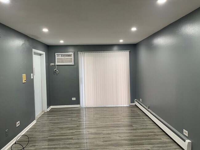 Building Photo - 443 E 192nd St