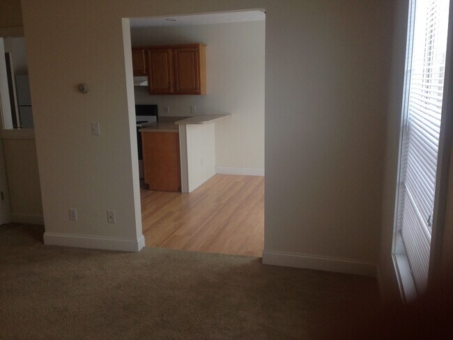 Building Photo - 2345 Meadowpoint Dr
