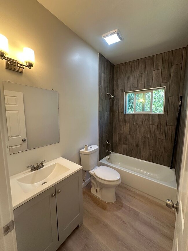 Building Photo - Beautiful, newly remodeled 2 bedroom 1 bat...