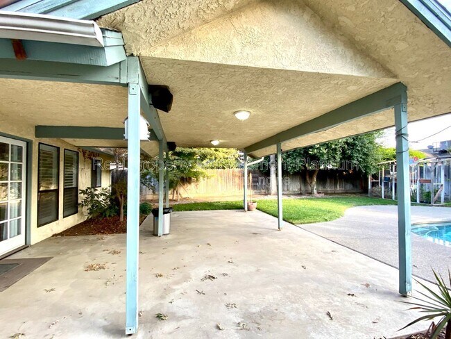 Building Photo - 672 W Ellery Ave