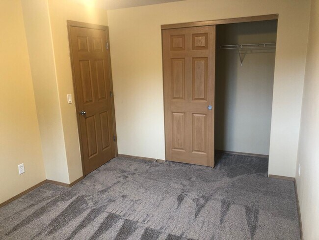 Building Photo - Three Bedroom Duplex in South Salem