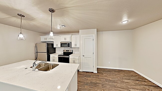 Building Photo - 3 Bedroom 2 Bath Duplex Near Tinker AFB!
