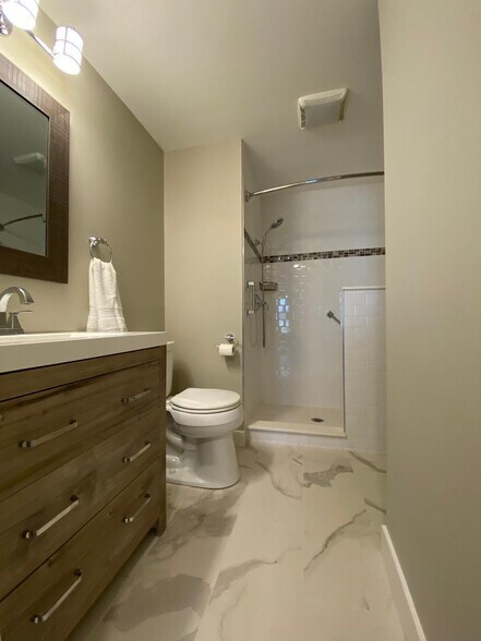 Building Photo - 40 Farmington Chase Cres