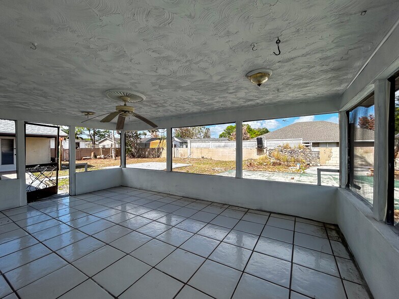 Building Photo - 325 NW Rebecca Ave