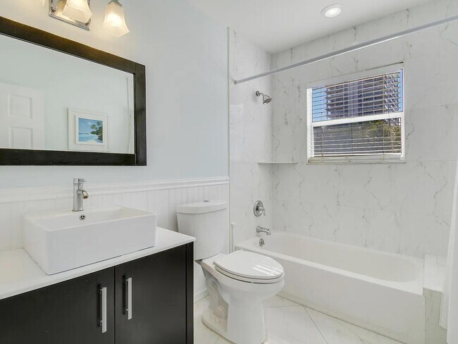 Building Photo - 1310 Manor Dr