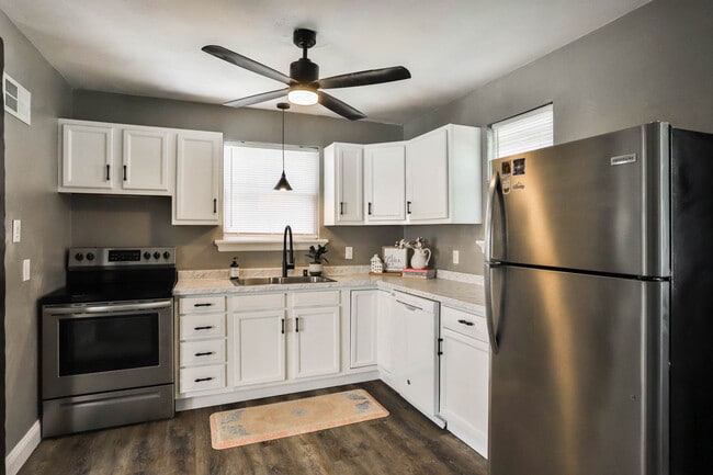 Building Photo - 711 N Elm Ave